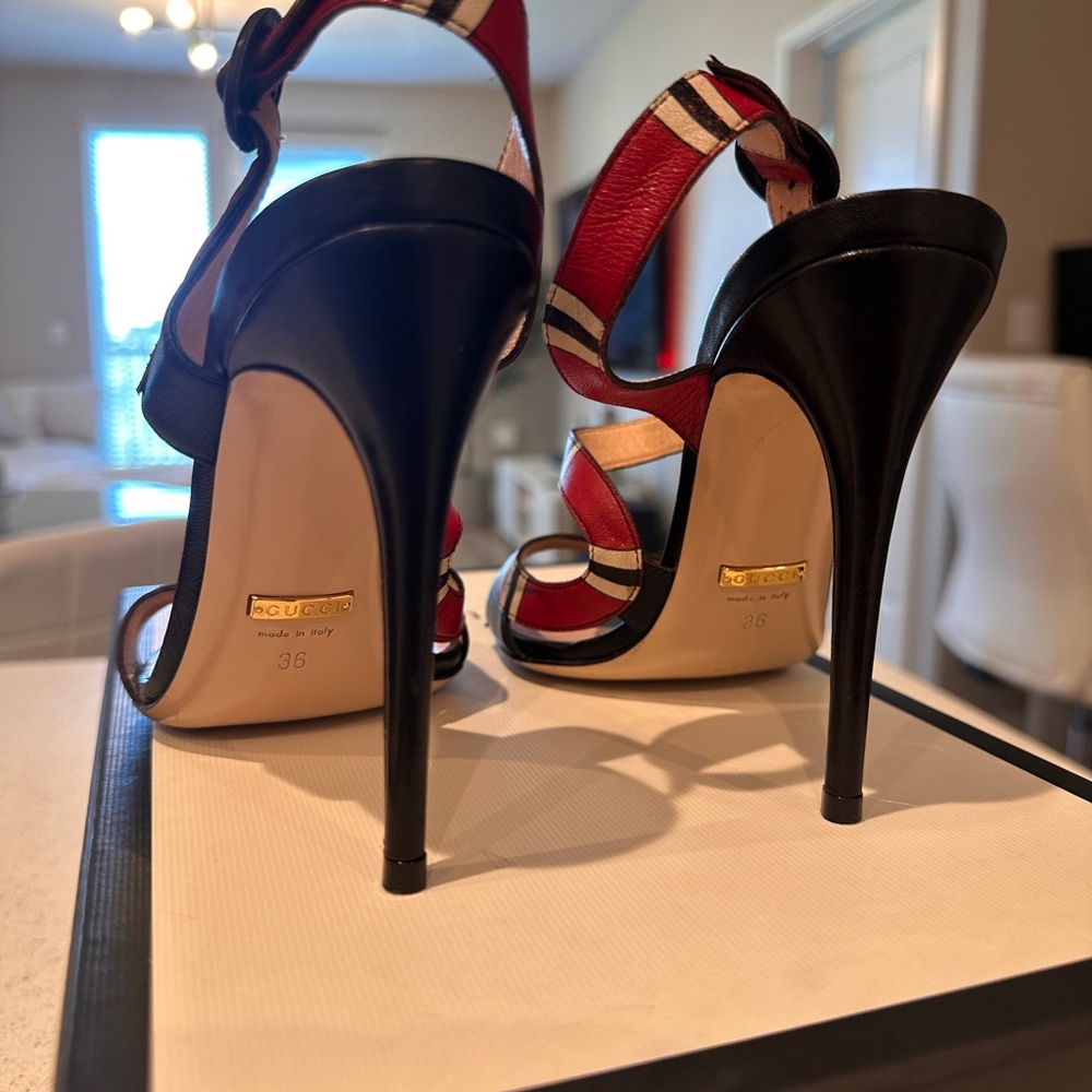 Gucci Red and Black Snake Heels with Stiletto Design - Picture 3 of 5